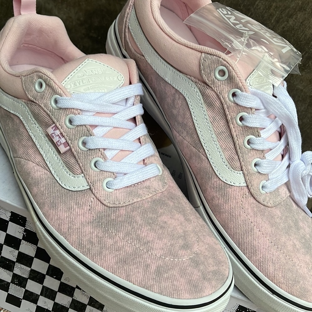 Vans WMNS Kyle Walker
Acid Denim Pink
VN0A5JIEPNK
Sneakers - Picture 9 of 16